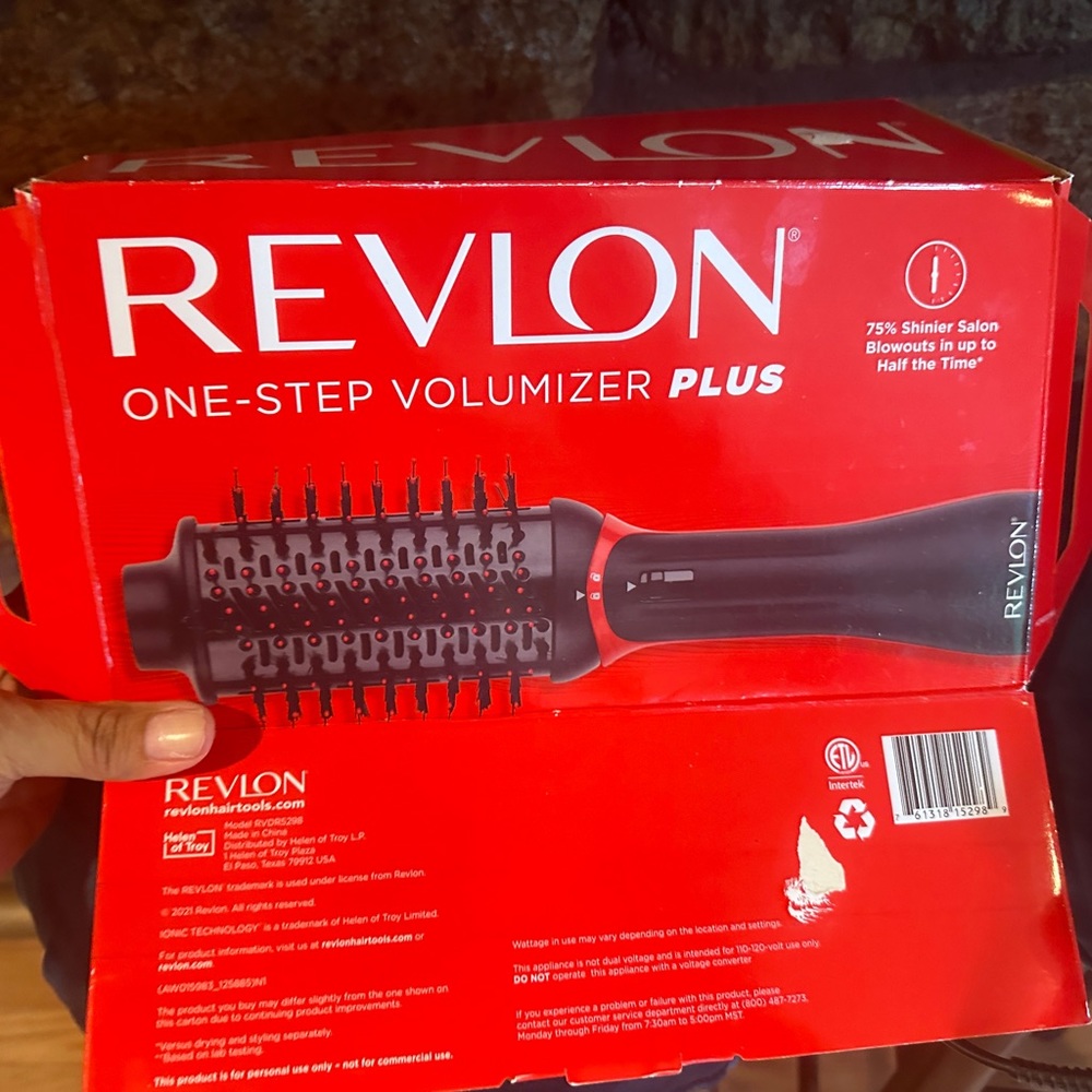 Revlon 1-Step Volumizer + 
blow dryer tool